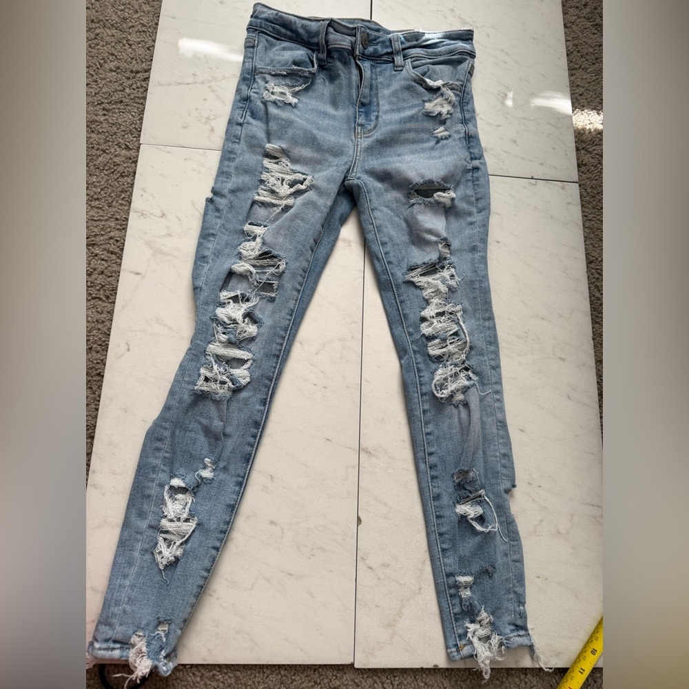 AMERICAN EAGLE Light wash ripped high rise cropped jeggings; size 2 Short